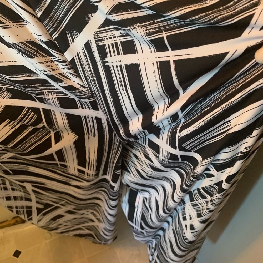 Abstract jumpsuit! 🖤🤍 - Picture 3 of 5